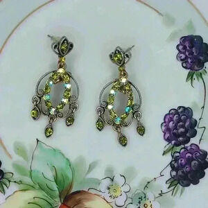 Beautiful vintage earrings.